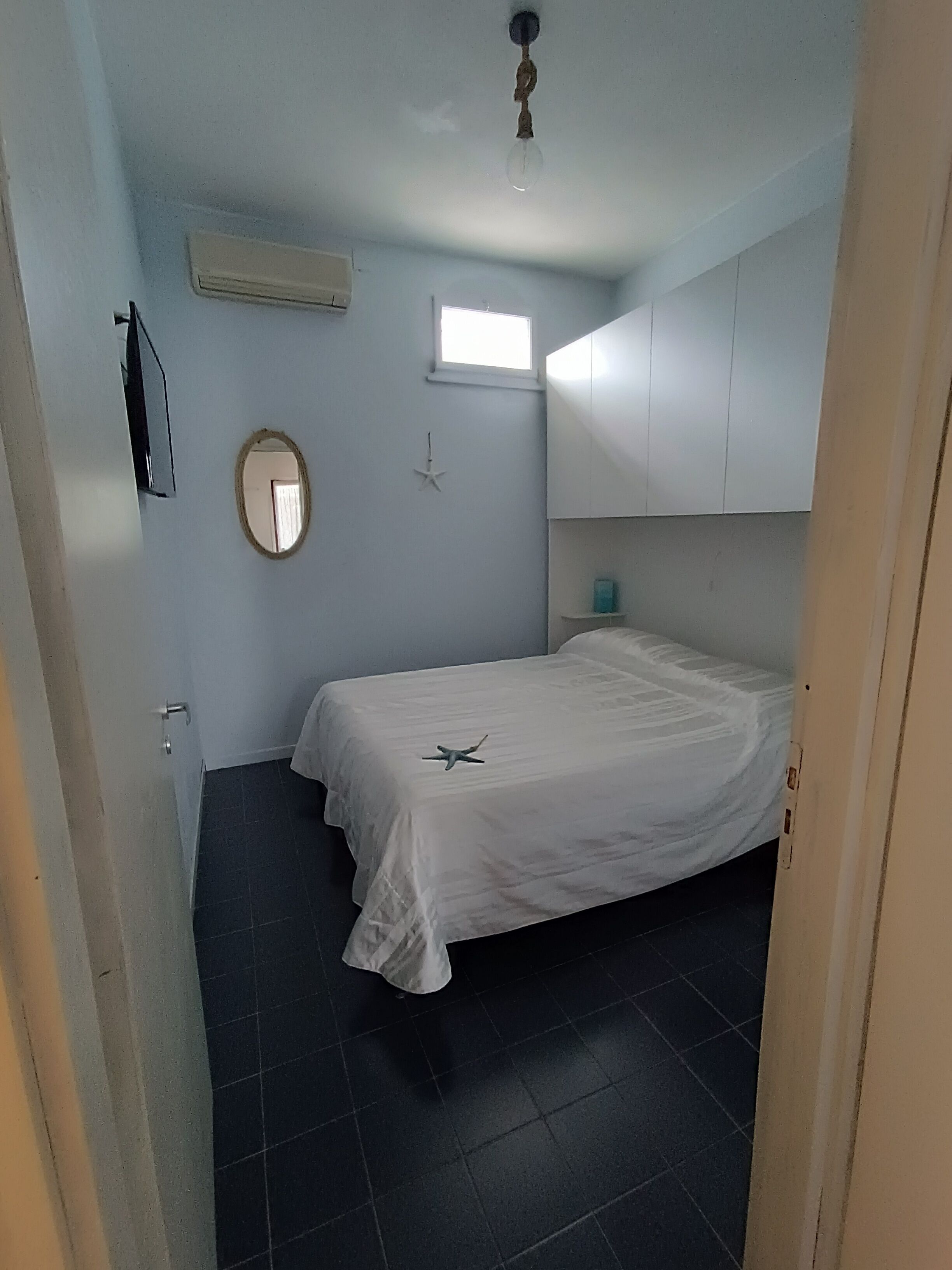 1 habitación, cuna de viaje y ropa de cama 