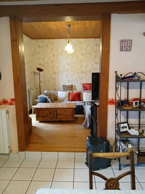 3 عدّة غرف نوم ومكواة/لوح كي وواي فاي وملاءات أسرّة