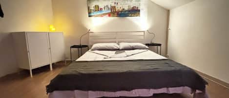 1 chambre, fer et planche à repasser, draps fournis