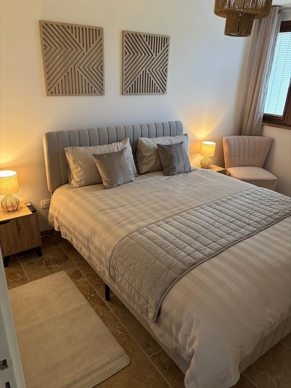 2 chambres, fer et planche à repasser, lit de bébé portatif