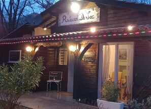 تفاصيل الفندق من الخارج