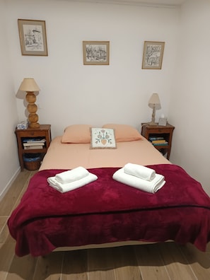 2 bedrooms, travel cot, free WiFi, bed sheets