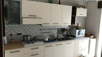 KĂŒhlschrank, Mikrowelle, Ofen, Herdplatte