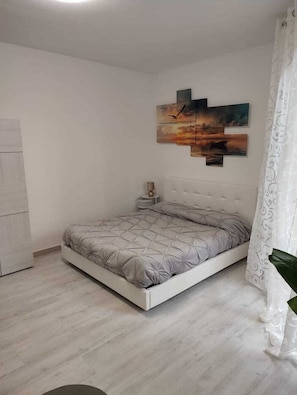 1 chambre, fer et planche à repasser, lit de bébé portatif
