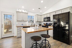 Fridge, microwave, oven, stovetop - Rockrider House-0.3 mi to MTB Trail-Pet Friendly (Bella Vista)