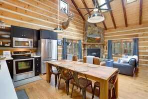 Kylskåp, mikrovågsugn, ugn och spishäll