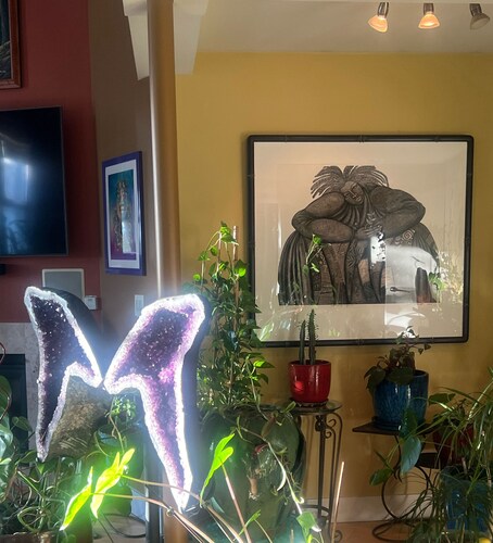 Romantic Plant filled studio Beautiful vibes! Spa Services Available