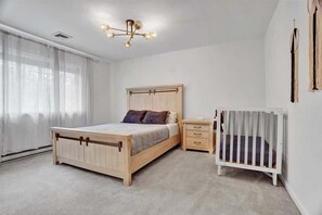 5 bedrooms, travel cot, WiFi, bed sheets - Pocono Gem | Hot Tub | Sauna | 7 mins to Skiing (Blakeslee)