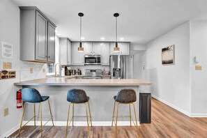 Kjøleskap, mikrobølgeovn, ovn og kokeplater