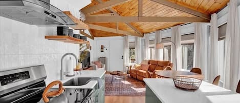 Mikroaaltouuni, uuni, liesi, kahvin-/teenkeitin