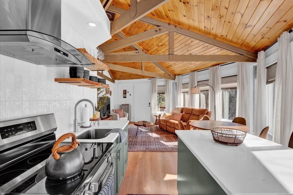 Mikrowelle, Ofen, Herdplatte, Wasserkocher mit Kaffee-/Teezubehör