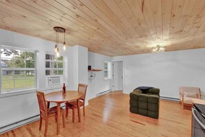 TV - Pocono Spacious Charmer | Firepits | Pickleball (Monroe County)