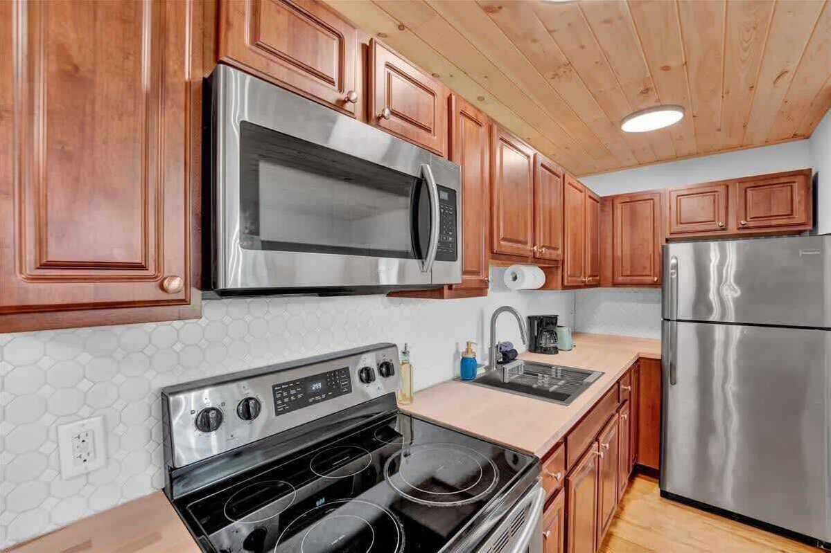 Fridge, coffee/tea maker, cookware/dishes/utensils