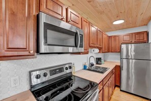 冷蔵庫、コーヒー / ティーメーカー、調理器具と食器