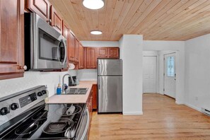 Refrigerador, cafetera y tetera y utensilios de cocina 