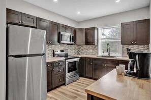 Réfrigérateur, micro-ondes, four, plaque de cuisson