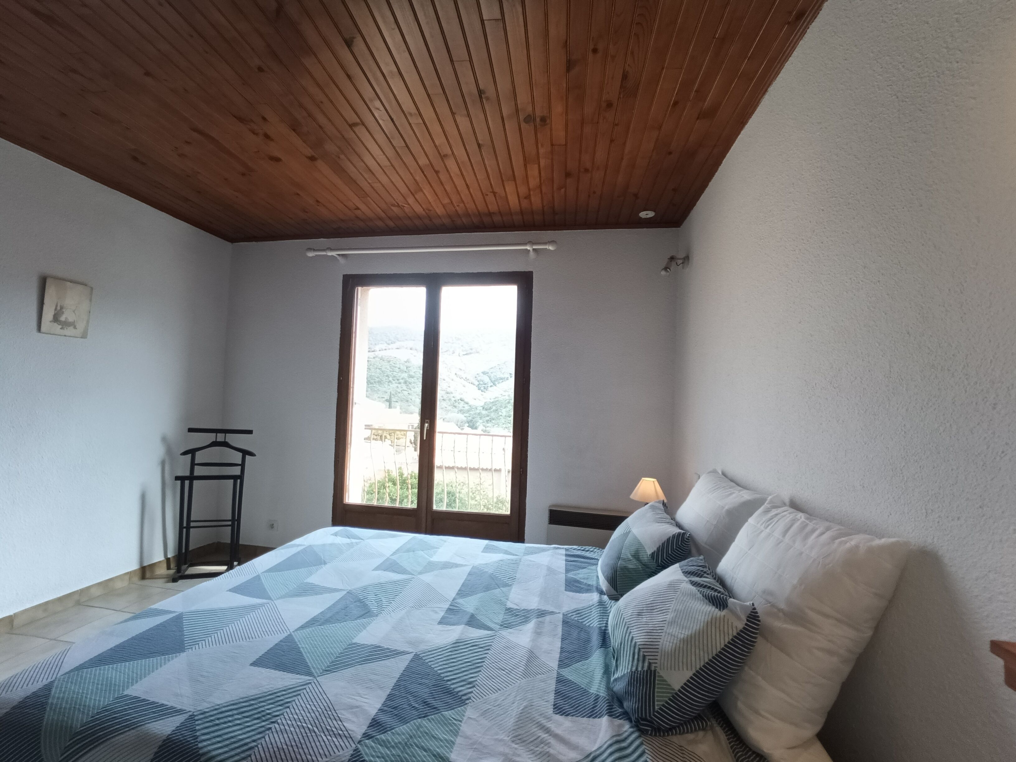 3 slaapkamers, een bureau, beddengoed