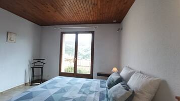 3 slaapkamers, een bureau, beddengoed