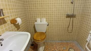Een douche, zeep, shampoo, toiletpapier