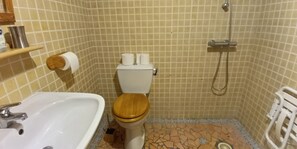 Een douche, zeep, shampoo, toiletpapier