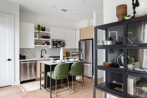 Fridge, microwave, oven, stovetop - Jade Junction (Atlanta)