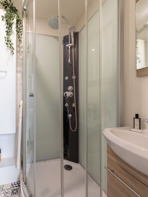 Shower, hair dryer, towels, soap - Appartement cosy proche de Paris - Wifi - Free Parking - Tv (Asnières-sur-Seine)