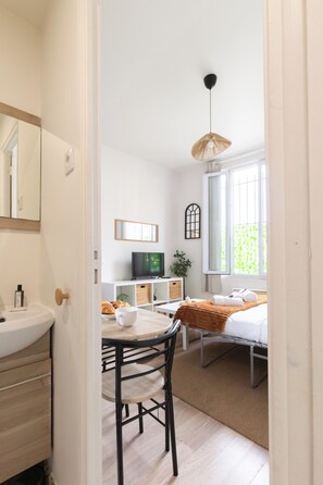 1 habitación, tabla de planchar con plancha, wifi y ropa de cama
