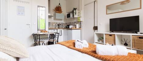 1 slaapkamer, een strijkplank/strijkijzer, wifi, beddengoed