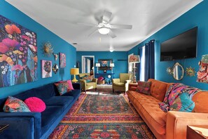 TV, fireplace, books, offices - 5 O'Clock Somewhere - Hot Tub & Heated Pool (Fredericksburg)