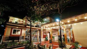 Facciata della struttura - sera/notte