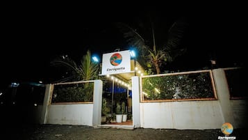 Fachada de la propiedad por la tarde o noche