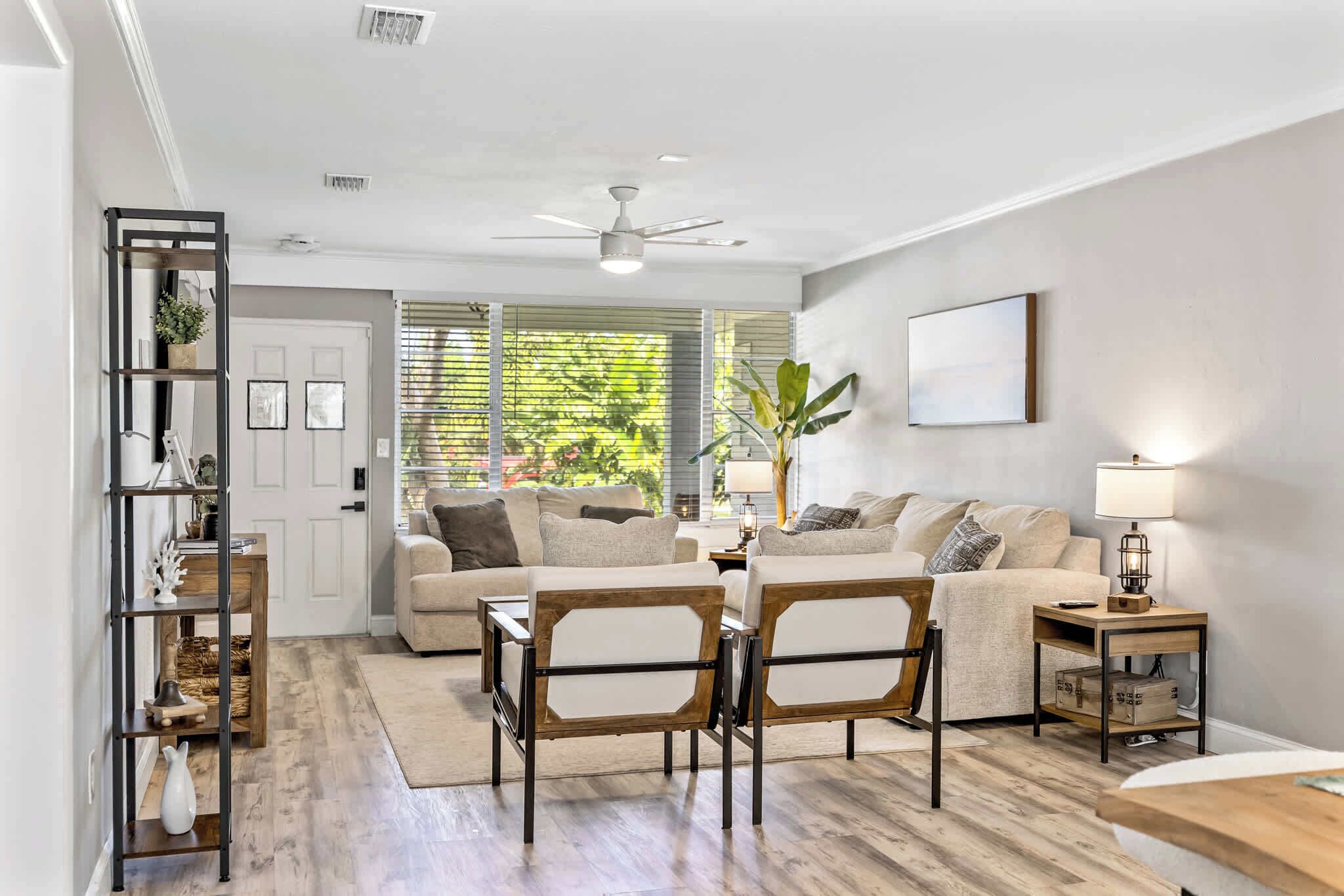 Televisión, futbolito y oficina 