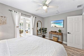 3 slaapkamers, een bureau, een strijkplank/strijkijzer, reisbedje