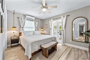 3 soverom, skrivebord, strykejern/-brett og reiseseng for barn