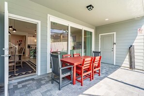 Outdoor dining - Family-Friendly 5BR with BBQ & Resort Perks (Clermont)