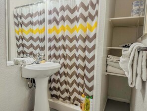 Douche, sèche-cheveux, serviettes fournies