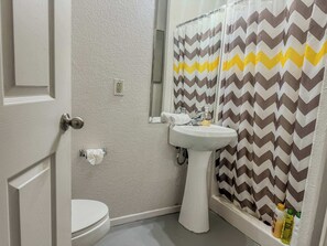 Douche, sèche-cheveux, serviettes fournies