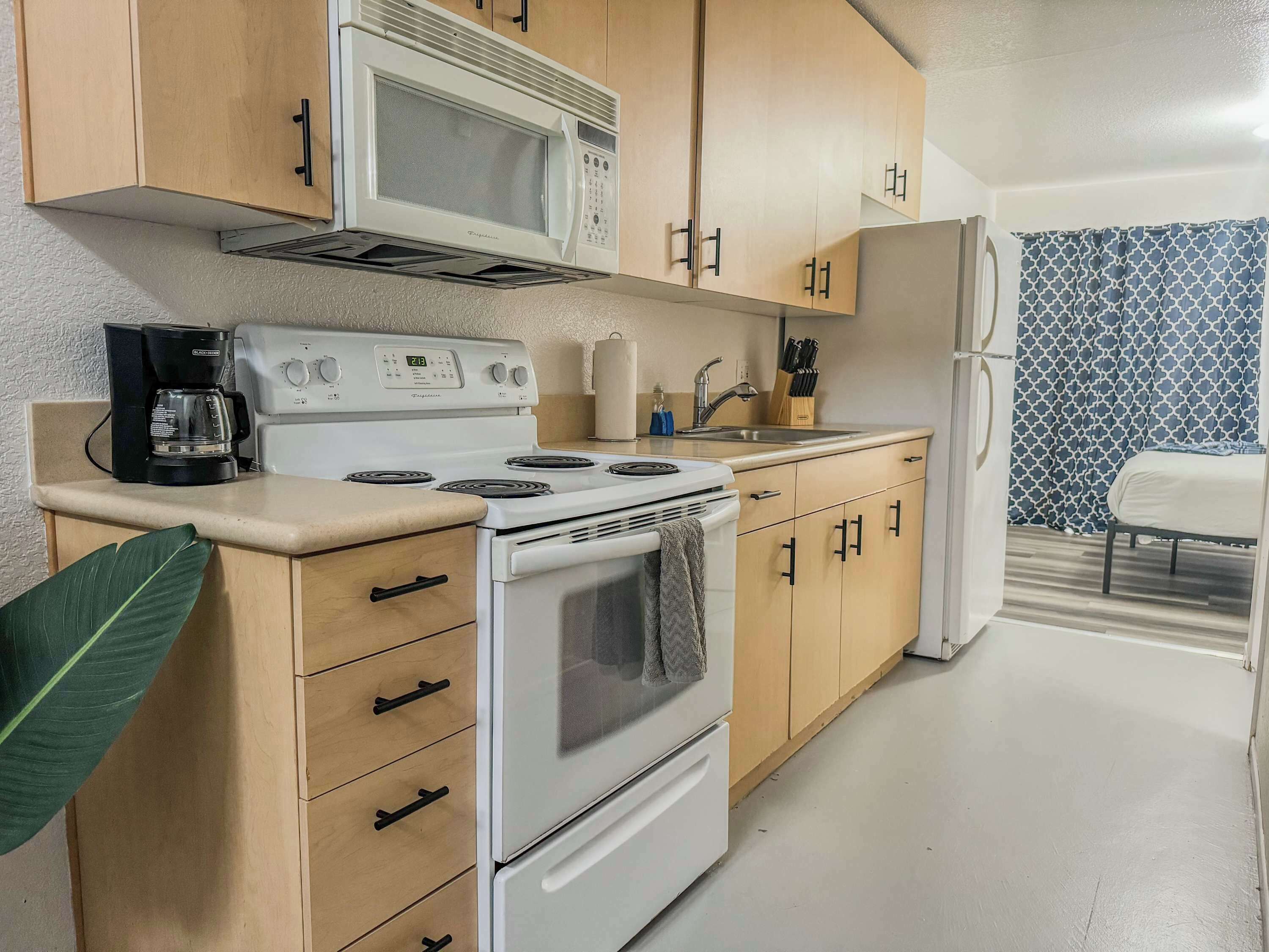 Kjøleskap, mikrobølgeovn, ovn og kokeplater