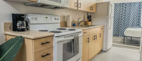 Een koelkast, een microgolfoven, een oven, een kookplaat