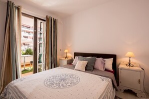 1 slaapkamer, een strijkplank/strijkijzer, wifi, beddengoed