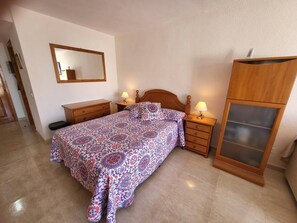 1 quarto, ferros/tábuas de passar roupa, berço de viagem, roupa de cama