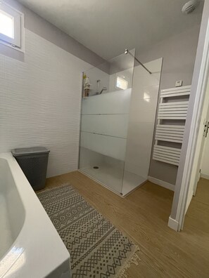 シャワー、ヘアドライヤー、タオル、石鹸