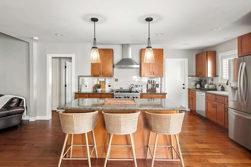 Inviting 3BR Steps to Dining & Attractions