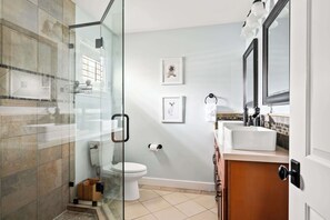 Douche, sèche-cheveux, serviettes fournies