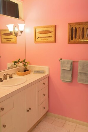 Dusche, Haartrockner, Handtücher, Shampoo