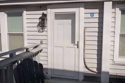 Penthouse 2 Blocks from Ocean/ 2 bedroom w/Private deck overlooking Rehoboth Ave