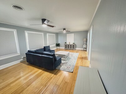 Penthouse 2 Blocks from Ocean/ 2 bedroom w/Private deck overlooking Rehoboth Ave