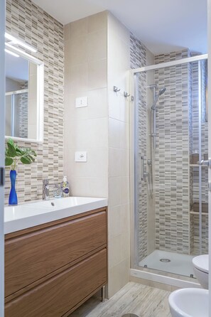 Dusche, umweltfreundliche Kosmetikartikel, Haartrockner, Bidet