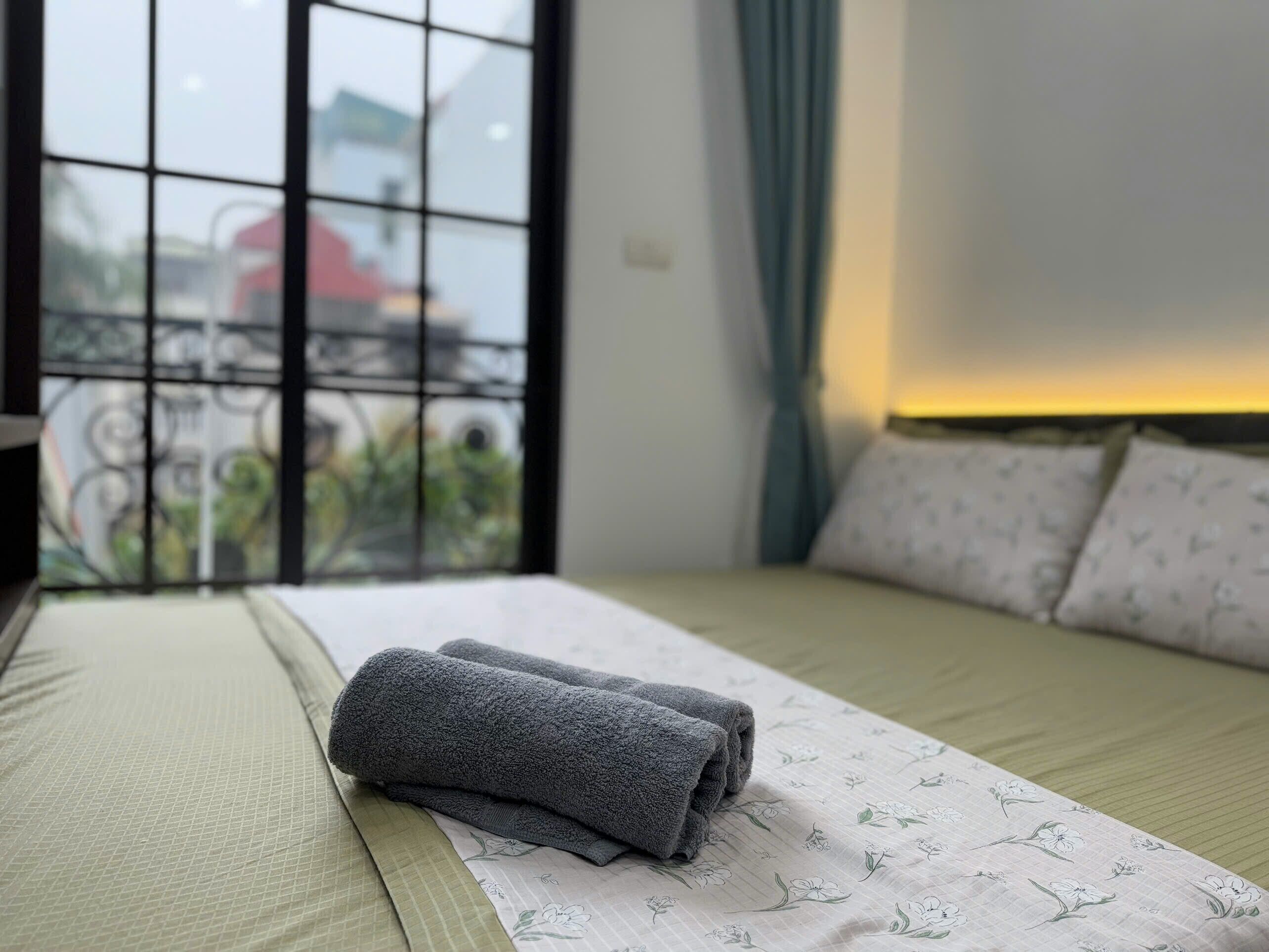 Meja, ruang kerja komputer riba, kalis bunyi, Wi-fi percuma 