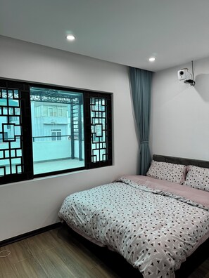 Desk, laptop workspace, soundproofing, free WiFi - Ly Apartment & Home (Hanoi)
